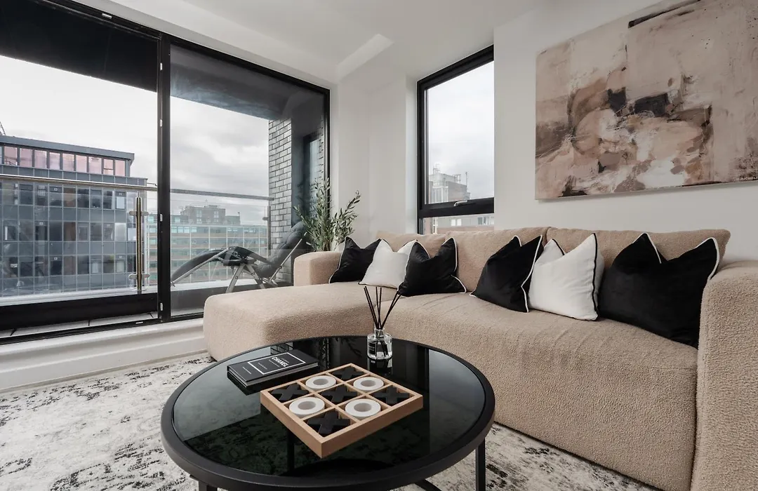 2 Bedroom - Old Trafford - Balcony - Free Parking-1