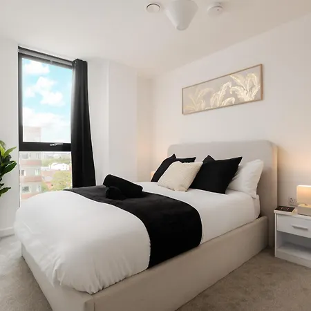2 Bedroom - Old Trafford - Balcony - Free Parking-3